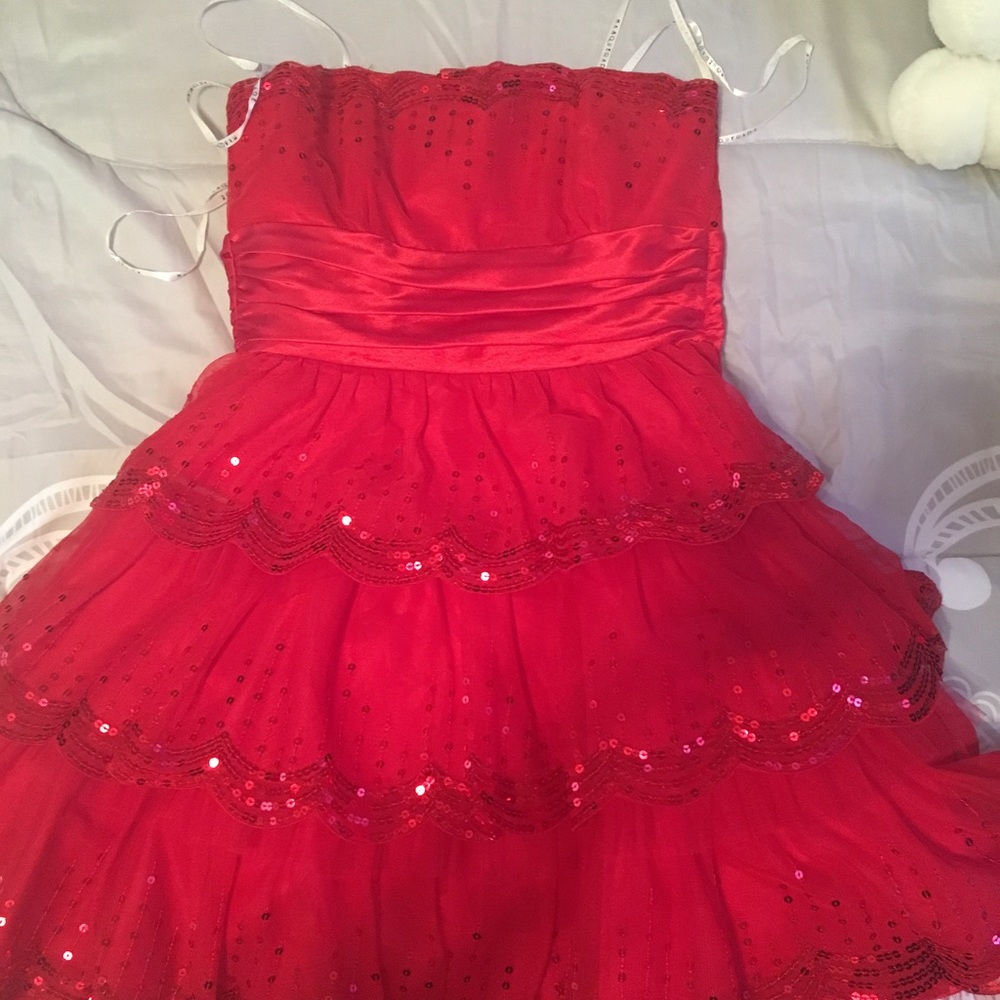 Red dress very vivid. Size 5/6, perfect for hc.